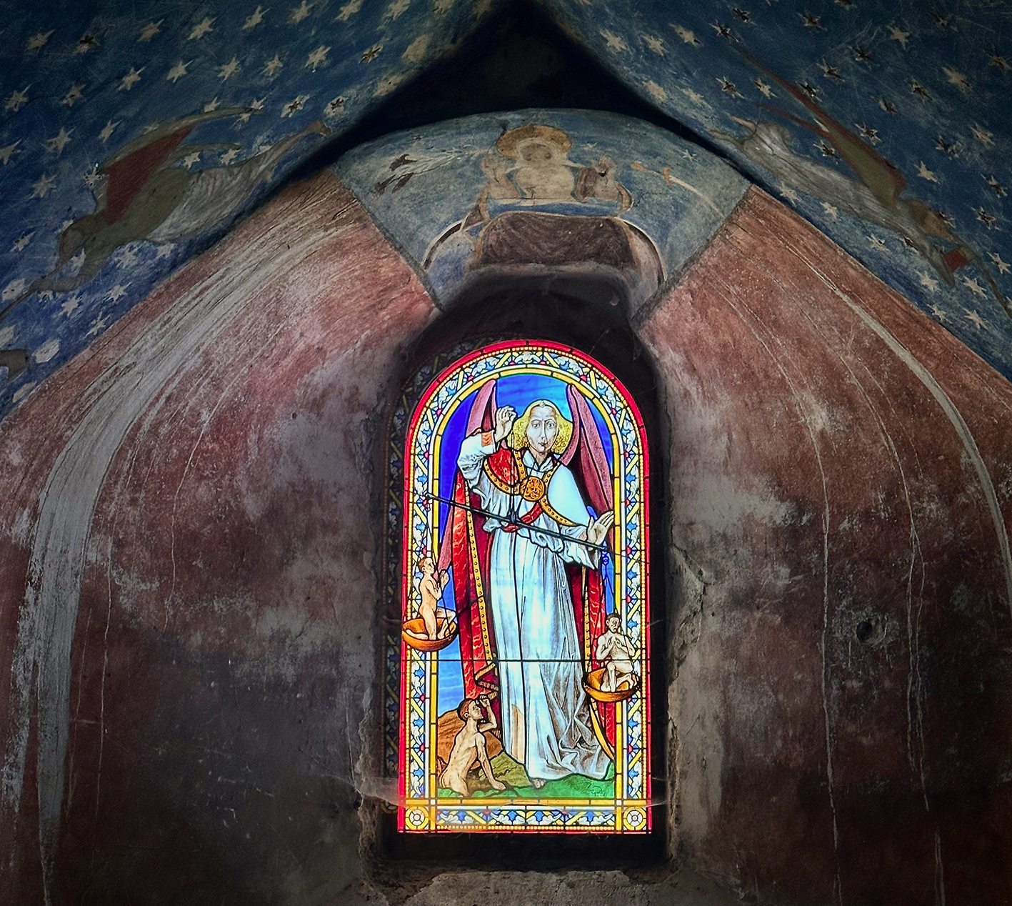 Fresque et vitrail Est de la chapelle Image